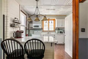 Fridge, microwave, stovetop, dishwasher - Jim Thorpe Center House - Families and Groups Welcome - Walkable (Jim Thorpe)