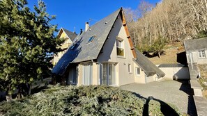 House | Exterior - Luminous Escape by the Peak Path (Mont-Dore)