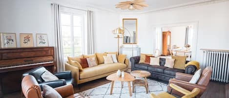 Smart TV, futbolito y libros