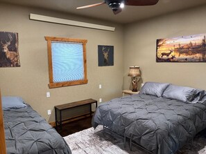 2 bedrooms, free WiFi, bed sheets, wheelchair access - Hungry Mosquito lodge offers cozy cabin living for the whole family (Saco)