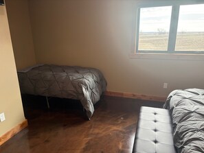 2 bedrooms, Internet, bed sheets - Hungry Mosquito lodge offers cozy cabin living for the whole family (Saco)