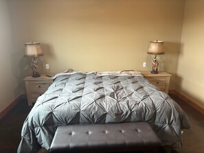 2 bedrooms, Internet, bed sheets - Hungry Mosquito lodge offers cozy cabin living for the whole family (Saco)