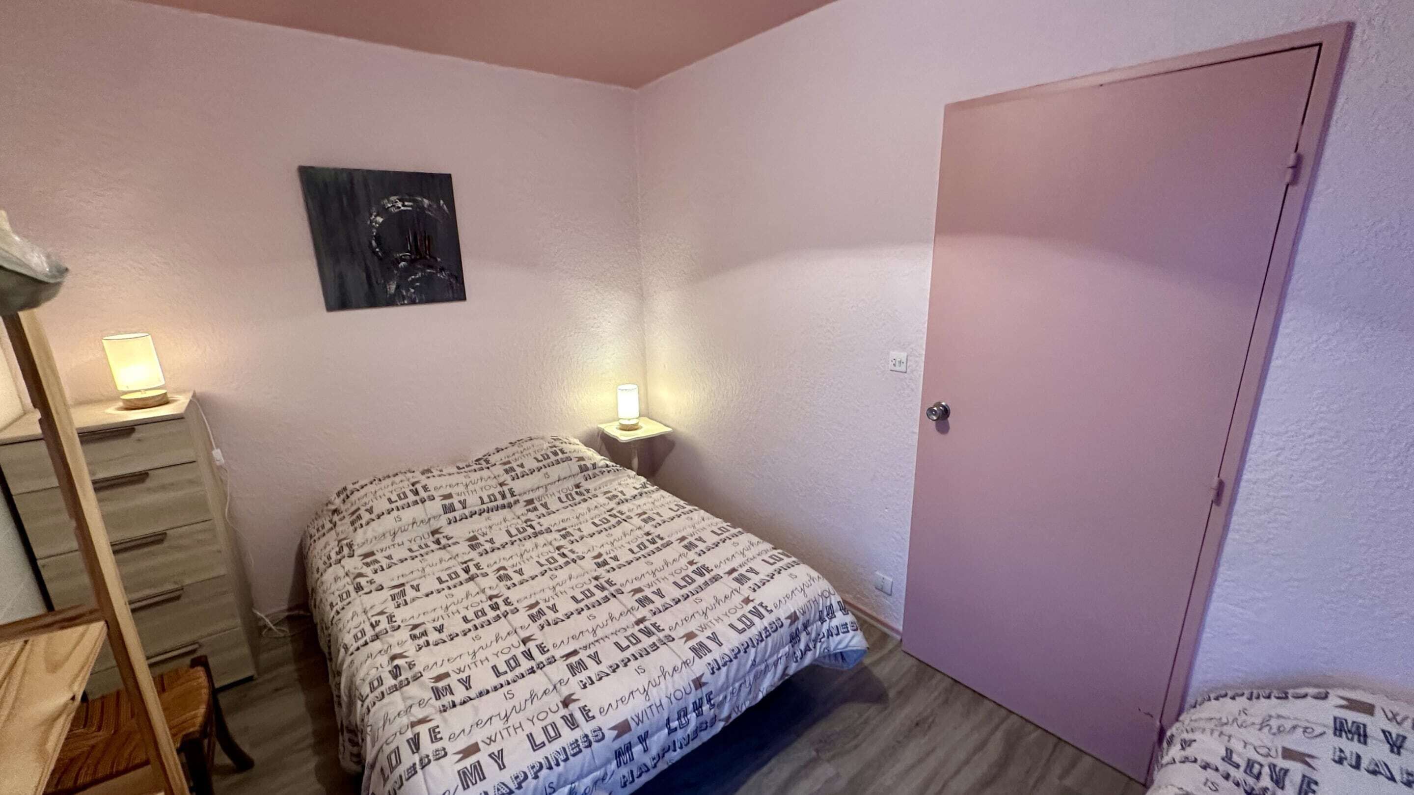 2 chambres, fer et planche à repasser