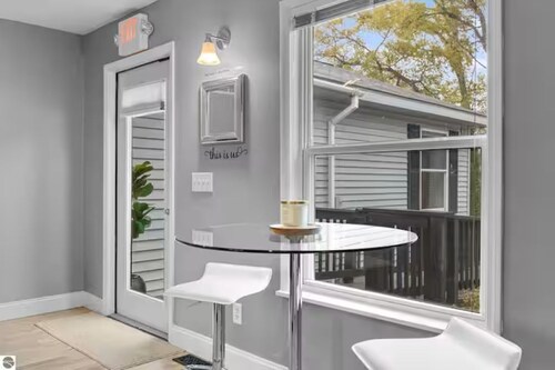 The Coastal Hideaway on Ames. Walk to Beach & Downtown.