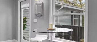 The Coastal Hideaway on Ames. Walk to Beach & Downtown.