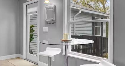 The Coastal Hideaway on Ames. Walk to Beach & Downtown.