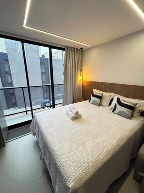 Basic-Apartment | Laptopgeeigneter Arbeitsplatz, Verdunkelungsvorhänge