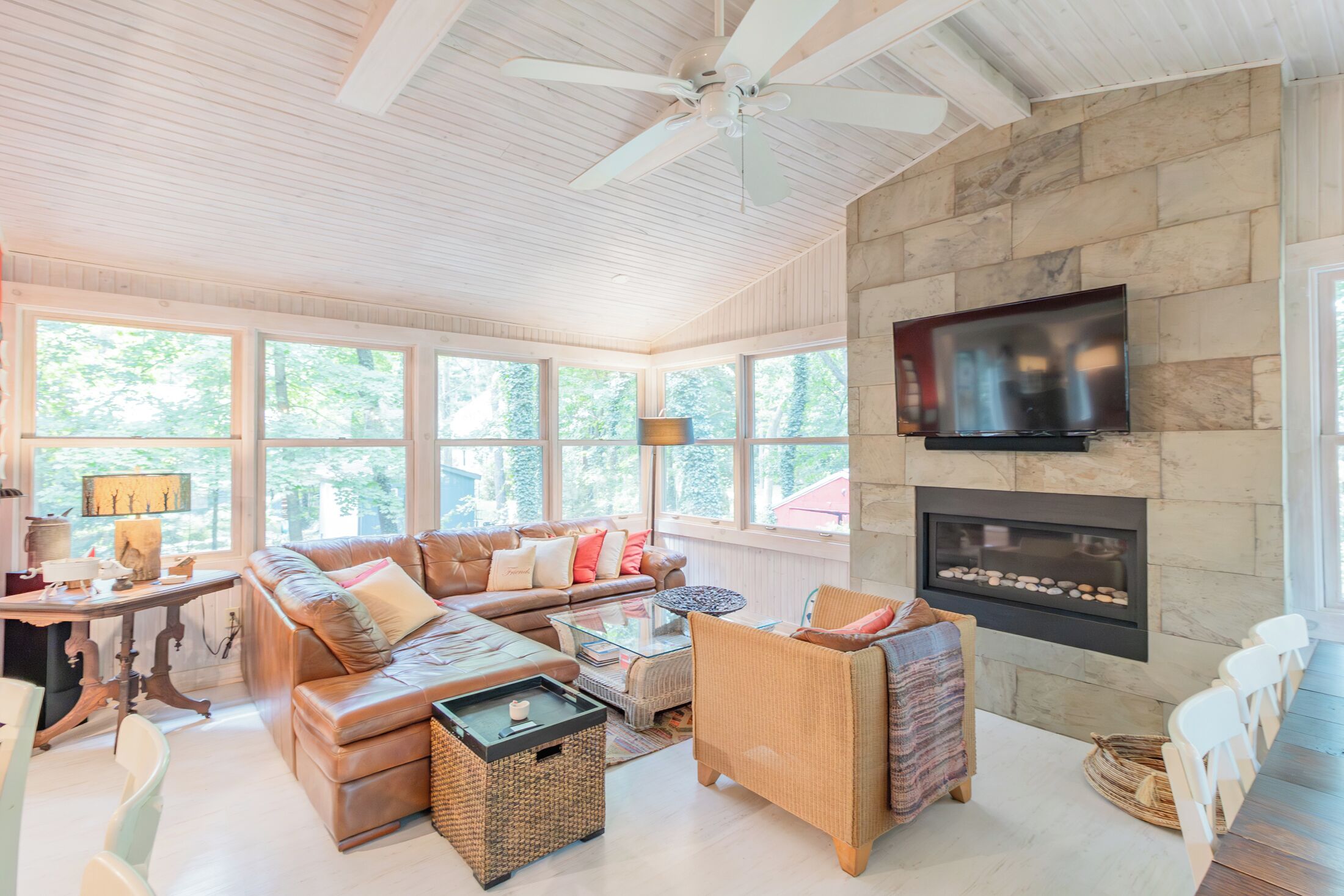 Televisión y chimenea 