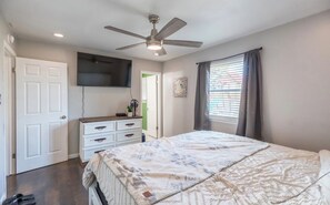 4 bedrooms, free WiFi, bed sheets - Near Dyess! Minutes from everything! Quiet neighborhood! Heart of Abilene! (Abilene)