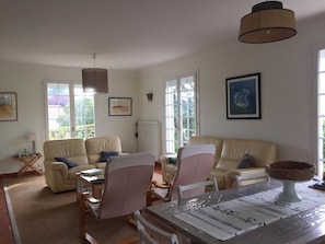 Living area - Pleasant, spacious house close to the beach (Saint-Palais-sur-Mer)