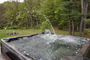 Outdoor spa tub - Stream Home (Saratoga Springs)