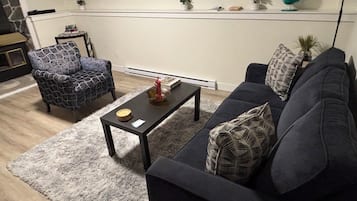 Smart-TV, bøker og stereoanlegg