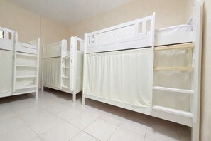 Een bureau, een laptopwerkplek, gratis wifi