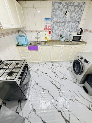 Full-size fridge, microwave, oven, stovetop