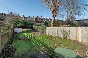 Property grounds - Modern Studio With Parking And Private Garden (Greater London)