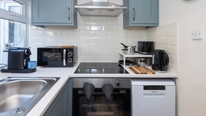 Cocina compacta con lavabo, estufa, horno y lavavajillas Hisense.