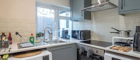 Coffee/tea maker, fridge, microwave, oven