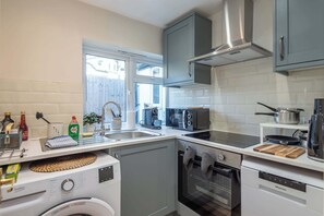 Kaffetrakter/tekoker, kjøleskap, mikrobølgeovn og ovn
