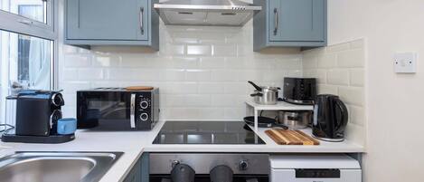 Cafetera y tetera, refrigerador, microondas y horno