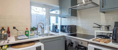 Frigorífico, microondas, horno y placa de cocina