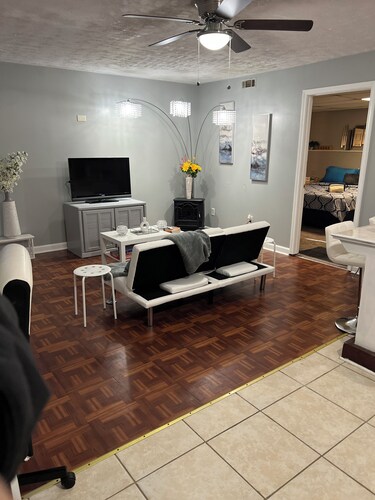 Cozy & spacious private Basemet