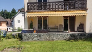 A two-story house with a balcony, a stone wall, and a grassy yard. - Variety of lakes: Klopeiner See, Gösselsdorfer See, Turner See. (Sittersdorf)