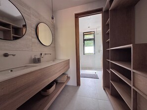 Dusche, Bidet, Handtücher, Seife
