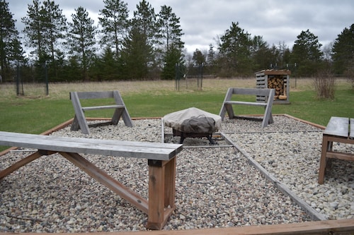 Woodland Retreat with 40 acre and 4 Bedrooms Perfect for Families & Dogs
