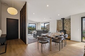 Dining - The Ledgerwood Retreat | Spacious with Fireplace (Wānaka)