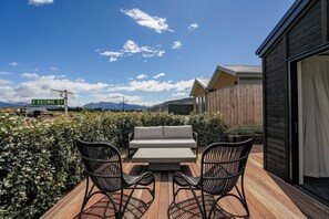 Terrace/patio - The Ledgerwood Retreat | Spacious with Fireplace (Wānaka)
