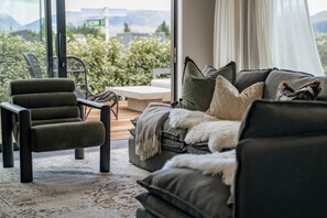 TV, fireplace - The Ledgerwood Retreat | Spacious with Fireplace (Wānaka)