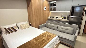 Departamento | Espacio para trabajar con laptop y cortinas blackout