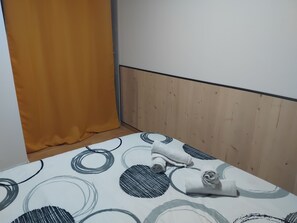 1 dormitorio, tabla de planchar con plancha, wifi y ropa de cama