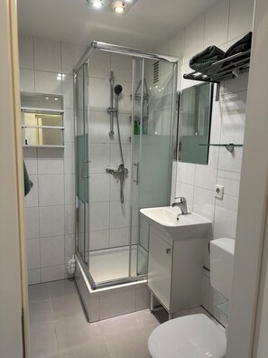 Dusche, Handtücher, Seife, Toilettenpapier