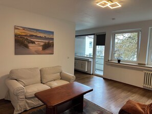 Living area - Gemütliche Business Apartment in Duisburg City Nähe Bahnhof, Wi-Fi, Shuttle (Duisburg)