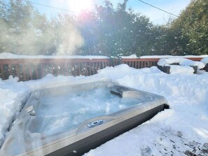 Outdoor spa tub - Private Ski Chalet Hot Tub & Mountain Views (The Blue Mountains)
