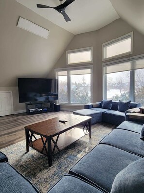 Smart TV, fireplace, video games - Private Ski Chalet Hot Tub & Mountain Views (The Blue Mountains)