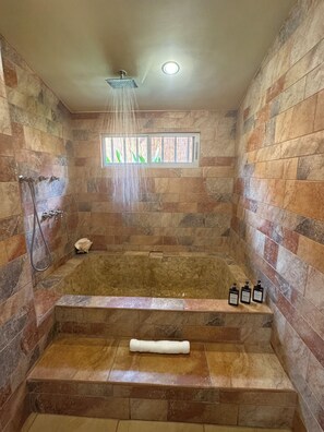 Dusche, umweltfreundliche Kosmetikartikel, Haartrockner, Handtücher