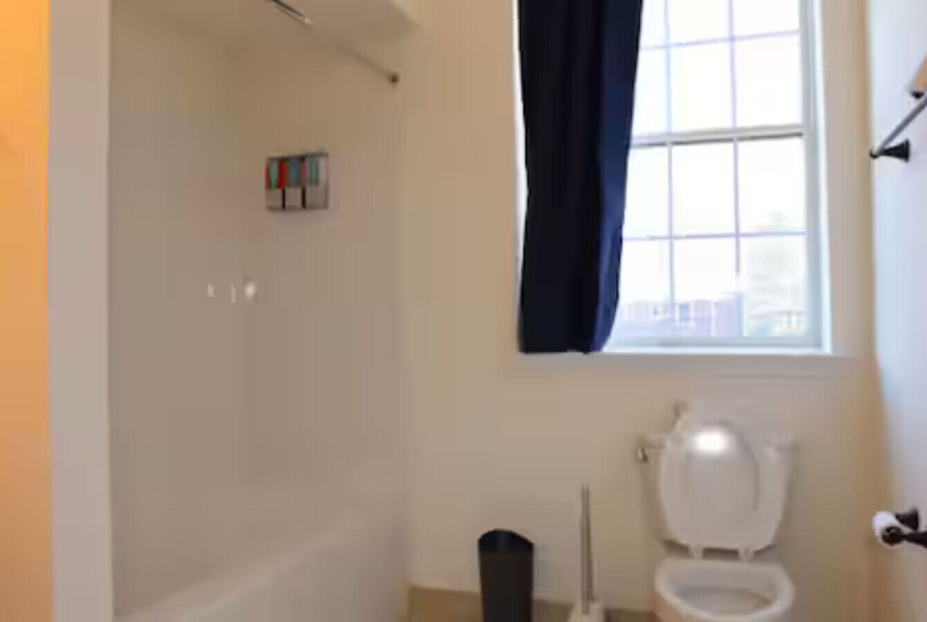 Hårtork, handdukar, tvål och toalettpapper