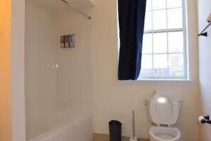 Hårtork, handdukar, tvål och toalettpapper