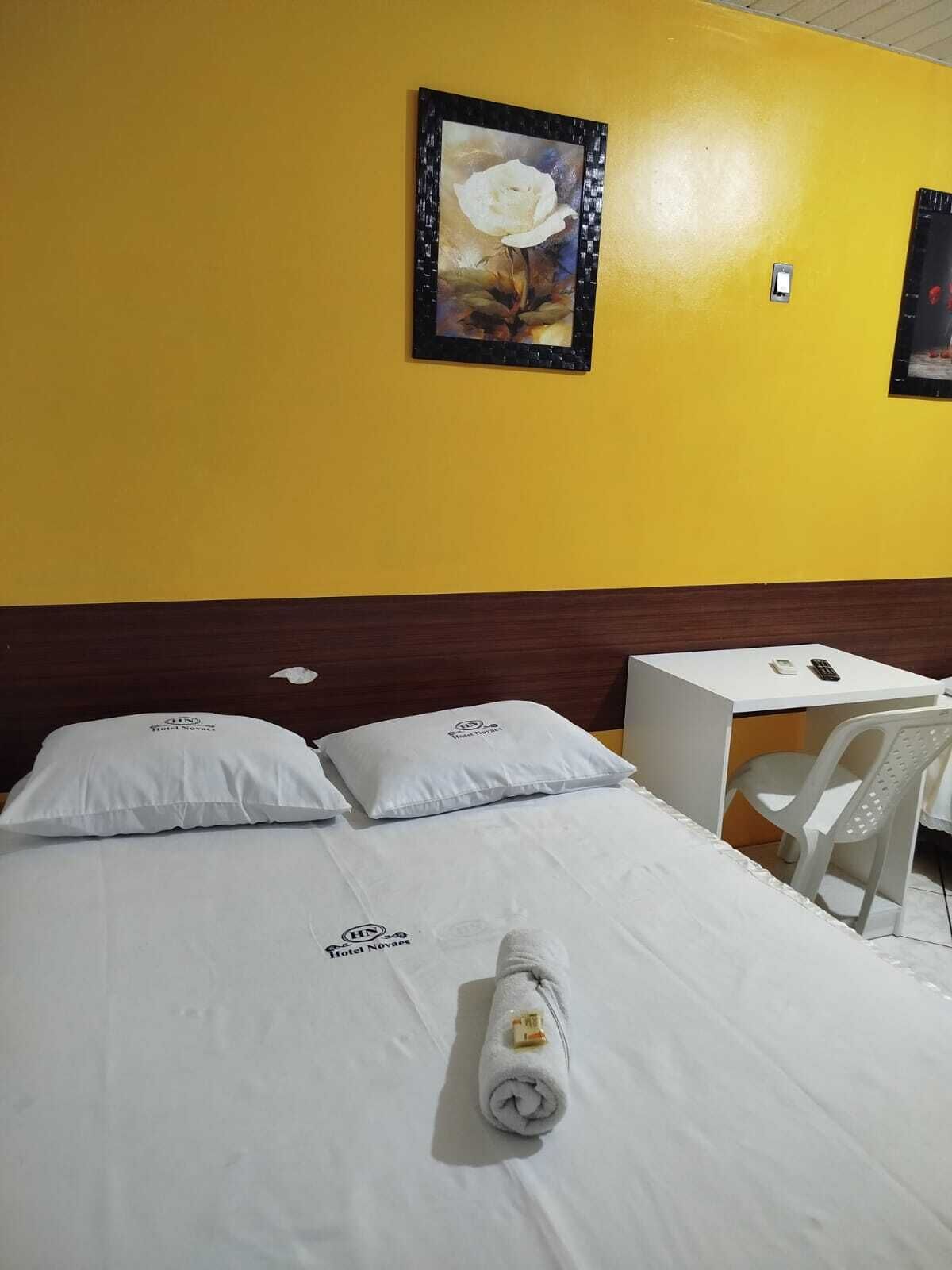 Escritorio, espacio para trabajar con laptop y wifi gratis 