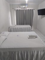 Quarto casal ou duplo básico, vista para o pátio