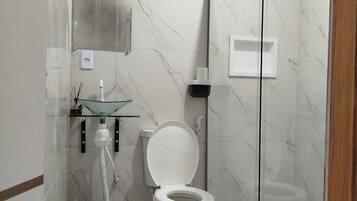 Dusj, håndklær, såpe og toalettpapir