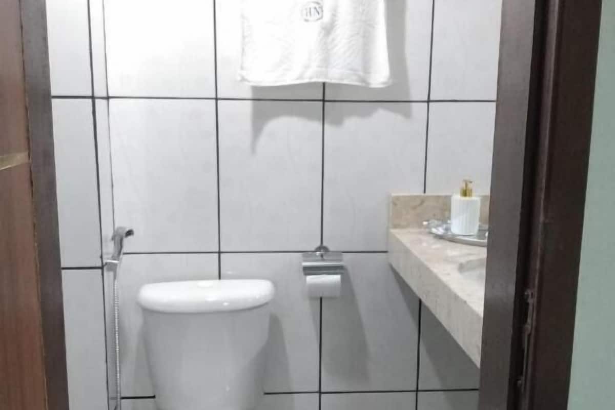 Chambre Double ou avec lits jumeaux, vue cour intérieure | Salle de bain