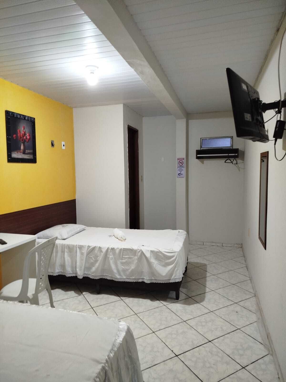 Escritorio, espacio para trabajar con laptop y wifi gratis 