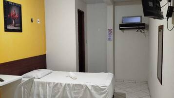 Escritorio, espacio para trabajar con laptop y wifi gratis