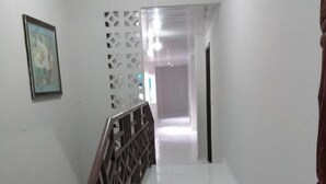 A staircase with a wooden handrail and a decorative wall panel. - HOTEL NOVAES (Castanhal)