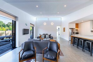 Televisio, takka, työhuone