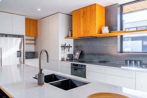 冷蔵庫、電子レンジ、オーブン、コンロ