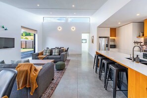 Televisio, takka, työhuone